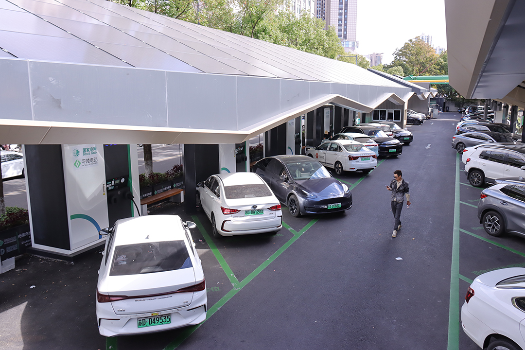 Electric vehicles fill up their batteries on Oct. 28 at a charging station in Changzhou, East China’s Jiangsu province. Photo: VCG