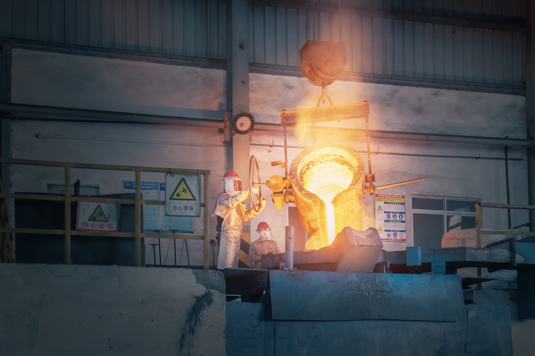 Workers pour molten metal at the Debao Baikuang Aluminum factory in Baise, Guangxi Zhuang autonomous region, on Dec. 9. Photo: VCG