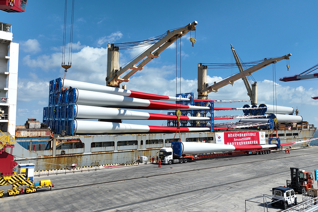 Wind turbine blades get hoisted on Oct. 11 by a crane at a port in Nantong, East China’s Jiangsu province. Photo: VCG