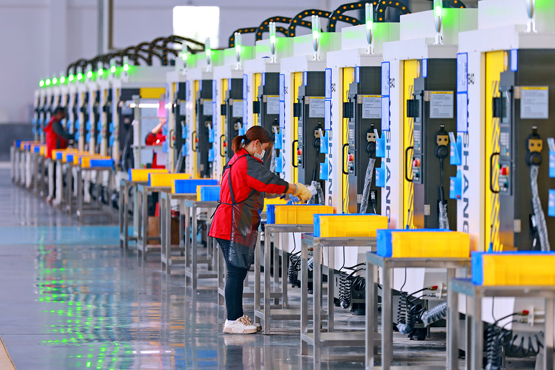 A worker uses advanced machinery at a precision manufacturing workshop at Shipai Industrial Park in Ganzhou, Jiangxi province on April 11, 2024. Photo: VCG