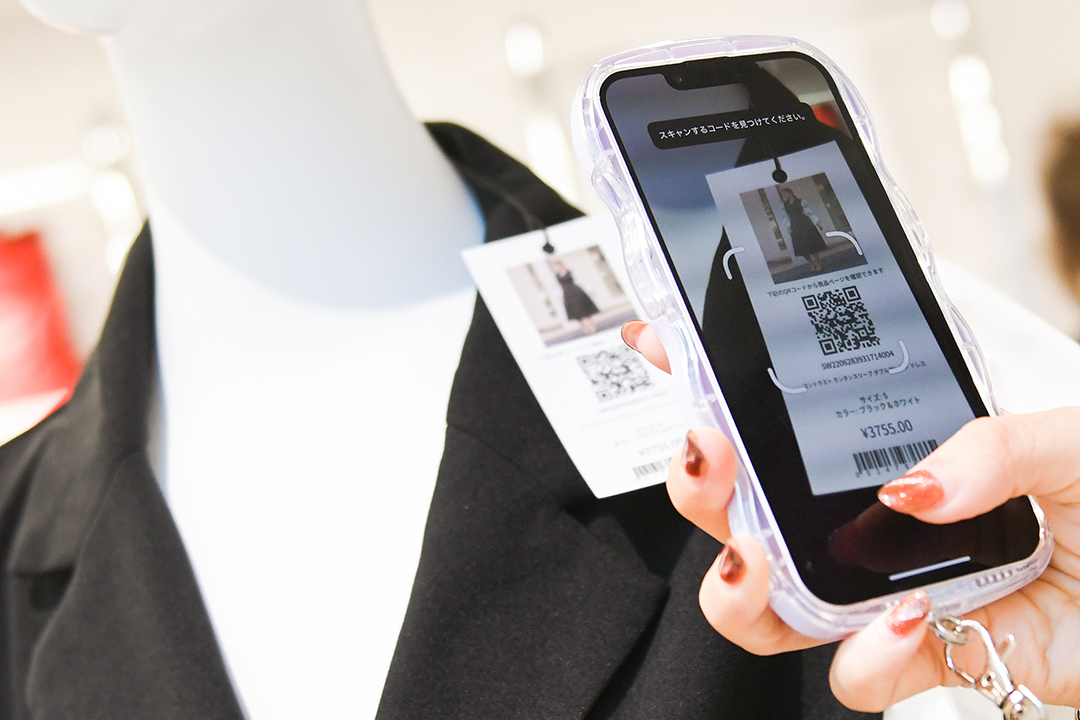 A customer scans a QR code to make a purchase online at the Shein Tokyo showroom on Nov. 16, 2022.  Photo: VCG