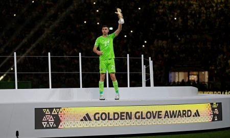 Emiliano-Martinez-collecting-his-golden-glove-award