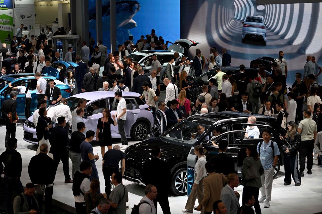 Visitors looks at the cars at the booth of Chinese carmaker BYD at the International Motor Show in Munich, Germany, on Sept. 5, 2023. Photo: VCG